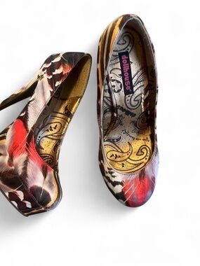 Dollhouse Women’s Red Black Multi Feather-Print Platform Pumps